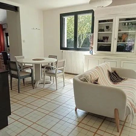 Maison Dans Un Ecrin De Verdure Au Pied De La Auch