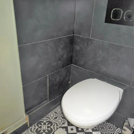 Maison Dans Un Ecrin De Verdure Au Pied De La